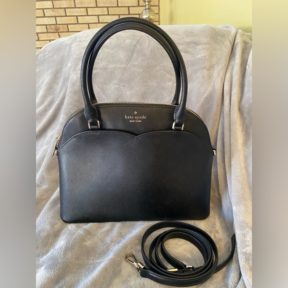 Kate Spade Payton Leather Purse.  Zip closure, Detachable crossbody strap.
